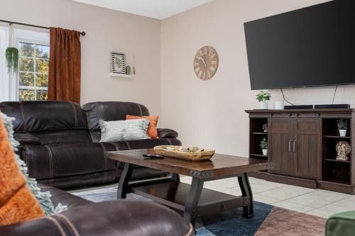 Marquette Heights House | Poolside Palisade - A Fun Family Retreat for 6