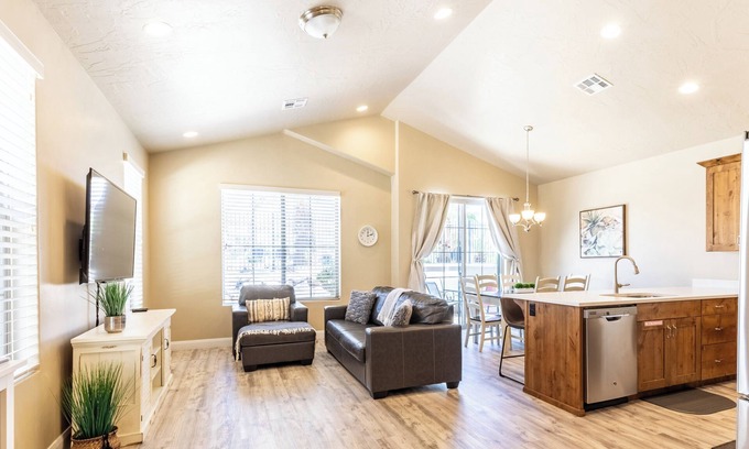 Sienna Hills House | Poolside Retreat Dog Friendly!