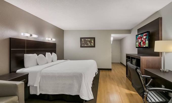 Ashley Oaks Hotel | Poolside Room Ideal for Romantic Couple Retreat | Free Breakfast