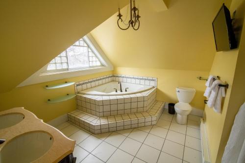 Helena Apartment | Pope House - Hist. Mansion - The Green Suite