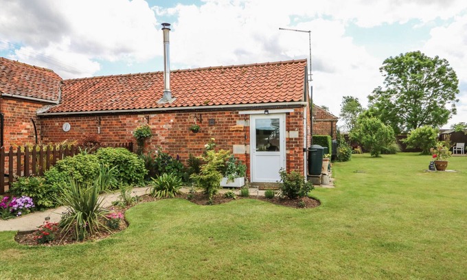 Frampton Cottage | POPPY COTTAGE, pet friendly, character holiday cottage in Heckington