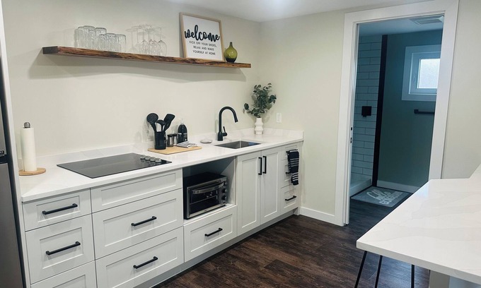 Port Dalhousie Apartment | Port Beach Retreat - Modern & Cozy Stay!