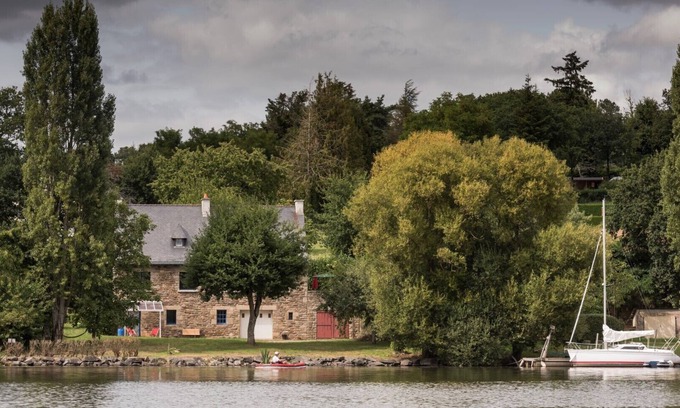 Beganne Apartment | Port de Folleux, waterfront accommodation with terrace in wooded garden