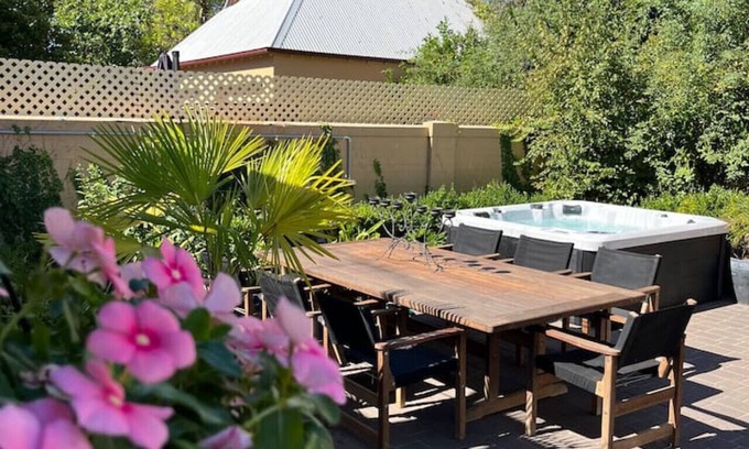 Albury House | Porters Cottage Oasis