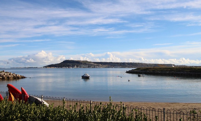 Wyke Regis Cottage | PORTLAND PEBBLE, pet friendly, country holiday cottage in Wyke Regis