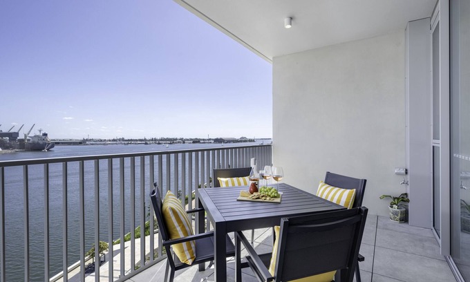 Newcastle Apartment | Portside On Honeysuckle - Harbour - CBD - Parking