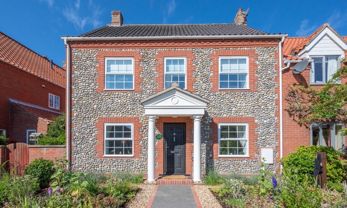 Holt House | Pound Cottage - Three Bedroom House, Sleeps 6