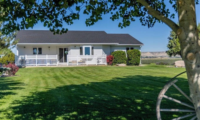 Powell House | Powell Farmstead Retreat- rural setting in town, dog friendly