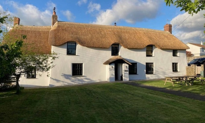 Braunton House | Poyers Thatched Farmhouse with Hot Tub