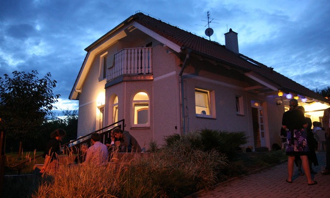 Statenice Cottage | Prague 13 mins by bus. Rural Cottage for 2 up to 45 Guests