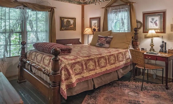 Glen Rose House | Prairie House. River Cabin. Sleeps 8