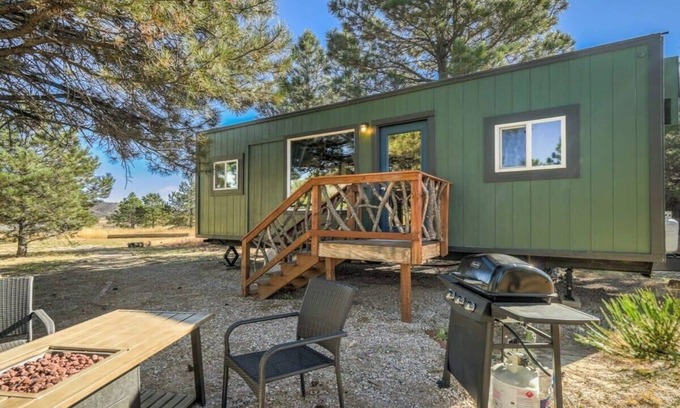 Larkspur House | Prairie Retreat|Mountain Getaway Tiny Home|Grill