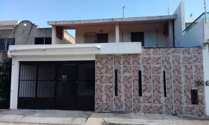 Zona Industrial House | Preciosa Casa en Fraccionamiento exclusivo y vecindario tranquilo.