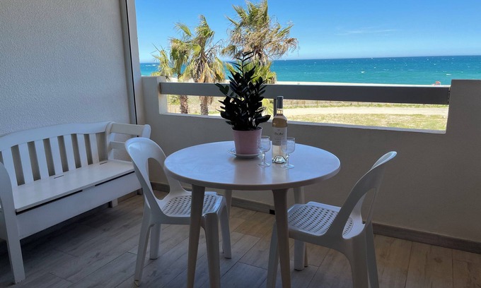 Plage d'Argeles Apartment | Première Ligne sur la Plage Piscine Vue mer Les Pieds Dans L'eau!