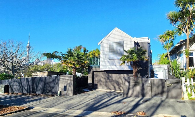 Freemans Bay House | Premium Abode with Plunge Pool steps to Ponsonby