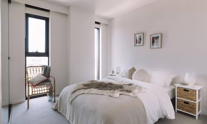 West Melbourne Apartment | Premier Harbor View & Parking near Marvel Stadium