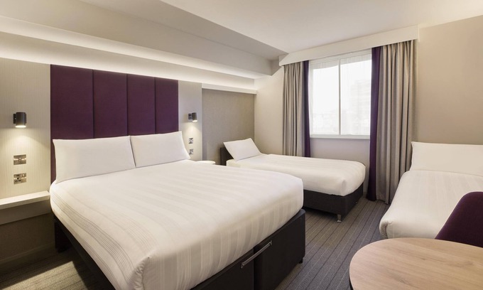Horsham Hotel | Premier Inn Horsham North