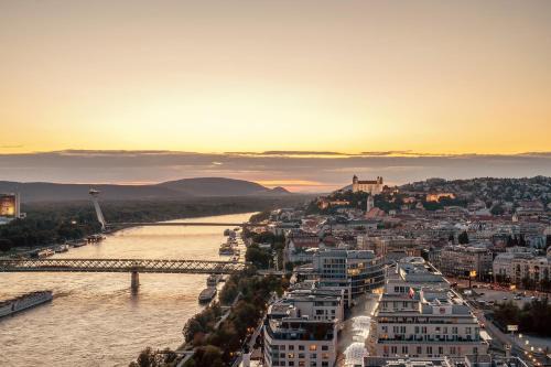 Nivy Apartment | Premium Suite, RIVER & OLD TOWN VIEW,FREE PARKING