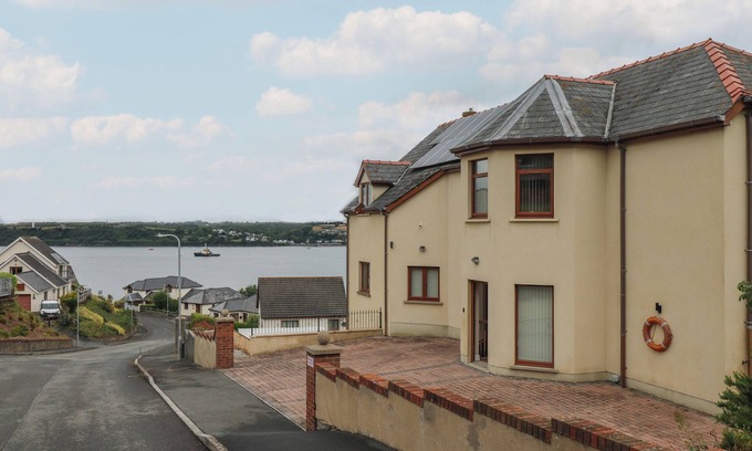 Pembroke Dock Cottage | PRESELI HEIGHTS, family friendly, with pool in Pembroke Dock