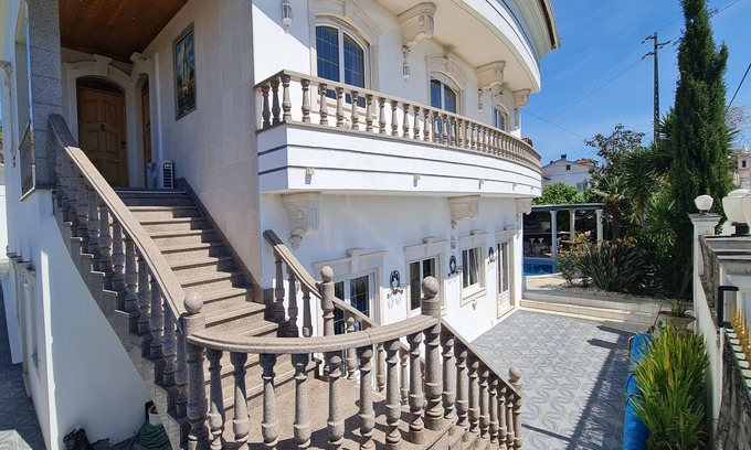 Arnal House | President Residence in Villa☆ (10-13 Guests) by Silver Village Residence