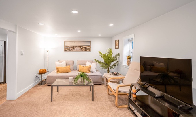 West Point Grey House | Prestigious 2 Bedrooms 2 Baths in West Point Grey