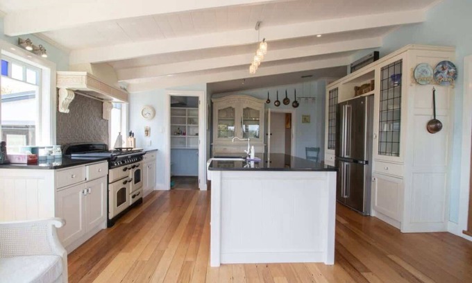 Brixton House | Prestigious Homestead in Scenic Brixton