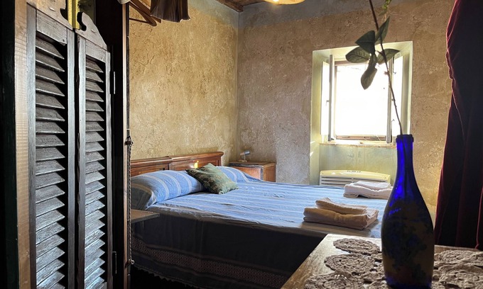 Giuliano di Roma House | Preta Nera Van Gogh - One Bedroom Guest House, Sleeps 2