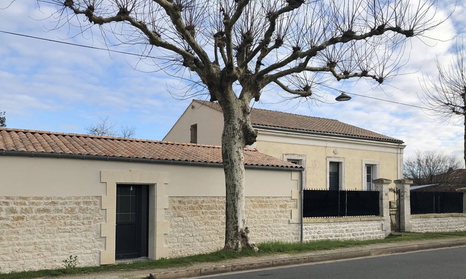 Echillais House | Pretty renovated stone house near shops, beaches