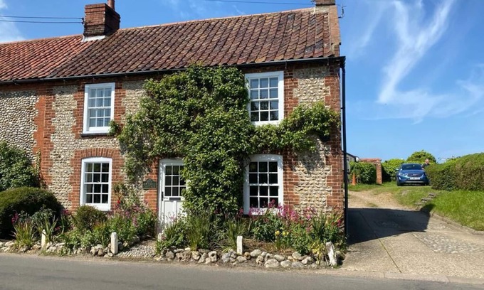 Langham Cottage | Pretty traditional brick and flint dog friendly country cottage 2 miles Blakeney