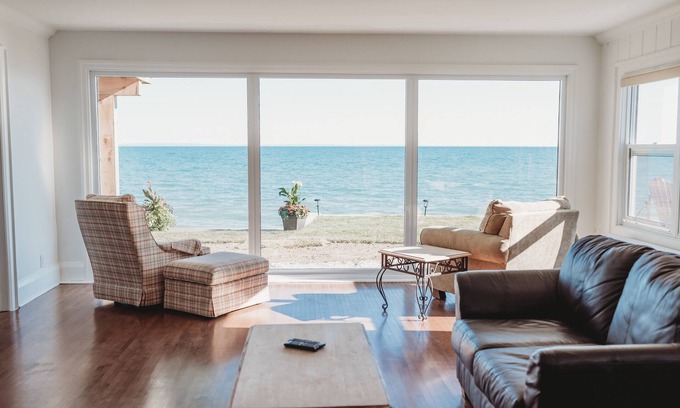 Wainfleet Cottage | Price Reduced- Perfect for large groups! Niagara Lakehouse Luxury Beachfront