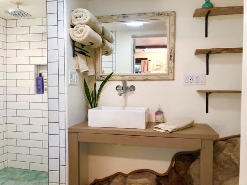 Prescott Apartment | Prickly Pear Unique Studio with bathroom built into the Granite boulders, Amazing Views, Front & back porches, Firepit,Dog friendly
