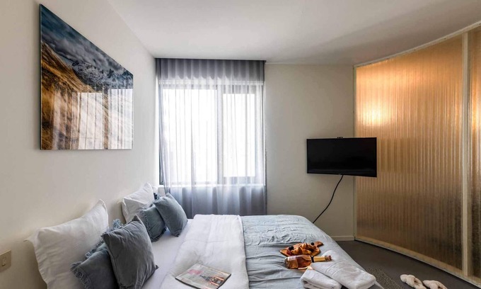 Stalingrad Apartment | Prime Central Brussels: Spacious Apt for 6 with Terrace