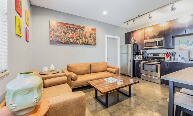 Roanoke Apartment | PRIME LOCATION ♥ of Downtown ♛ Queen Bed Modern