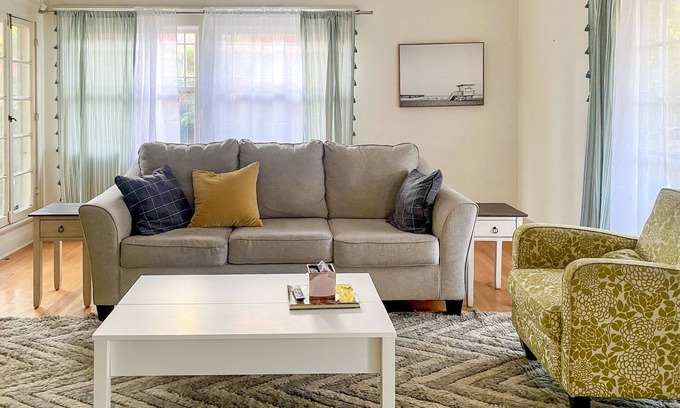 Los Feliz House | Prime Los Feliz Craftsman 2/1 Bungalow Home, Big Yard, Dog Friendly,Washer/Dryer