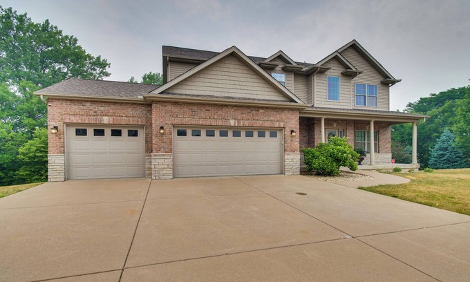 Orange Prairie House | Prime Peoria Retreat w/Deck & Fireplace!
