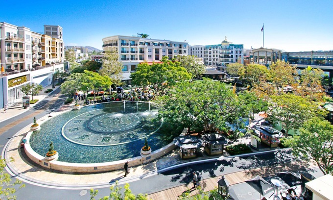 Downtown Apartment | PRIME, spacious Top Corner with spanning campus-fountain view @ the Americana!