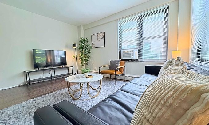Hyde Park Apartment | Prime Spot, Chic 1-Bedroom Unit
