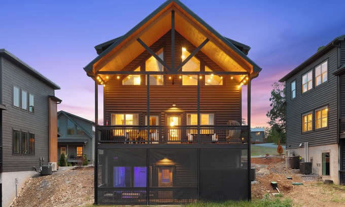 Pigeon Forge Cabin | Prime Spot~GlowGames~Kids Glamping~Pets~HotTub~Indoor Pool~Luxe Amenities