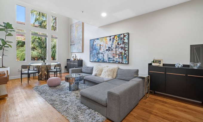 La Brea Apartment | Prime West Hollywood Penthouse Apartment with 3 Bedroom & Full Amenities