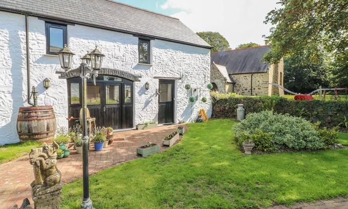 Milford Haven Cottage | PRIMOSE COTTAGE, pet friendly, with a garden in Rosemarket