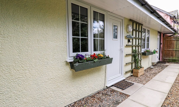 Crossgates Cottage | PRIMROSE COTTAGE, pet friendly, with a garden in Crossgates
