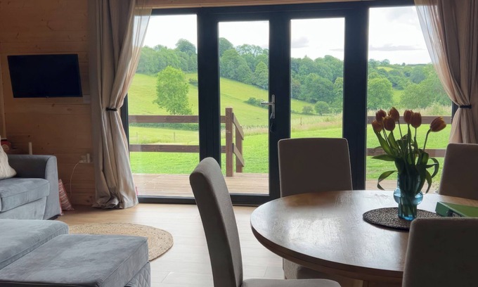 Chard Cottage | PRIMROSE, family friendly, with hot tub in Chard