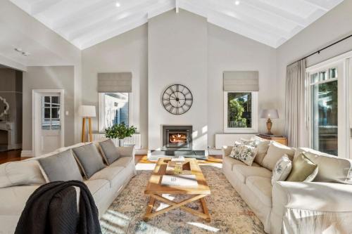 Katoomba House | Prior Lodge