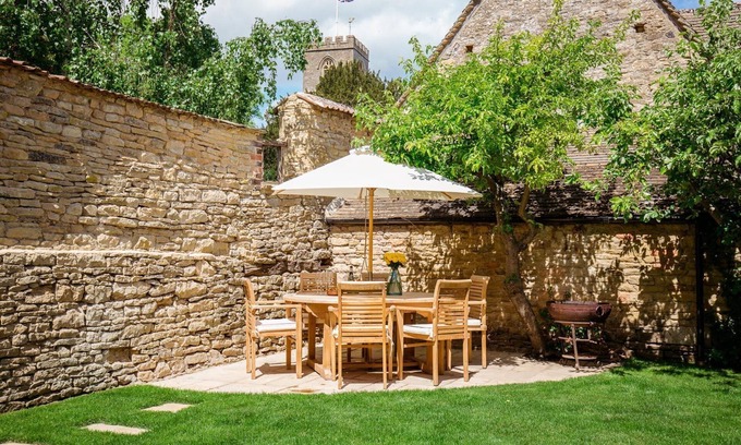 Charlbury Cottage | Priory Cottage - sleeps 8 guests in 3 bedrooms