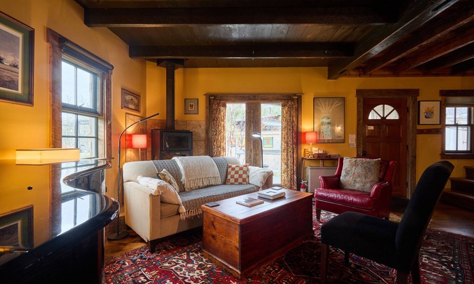Leicester Cottage | Pristine Custom Cottage, Grand Piano, Massage Studio on Site