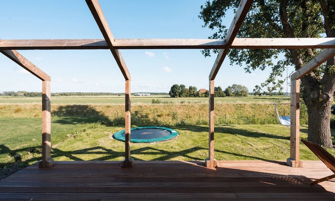 Den Oever Cottage | Privé Cottage met Vrij Uitzicht Vanuit Groot Terras met Buitendouche