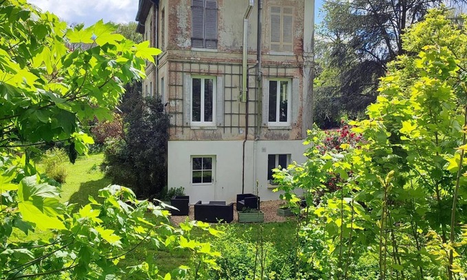 Tourville-sur-Pont-Audemer Apartment | Private flat in 1803 house with 5 ha garden + woods, 30 mns drive from Honfleur.