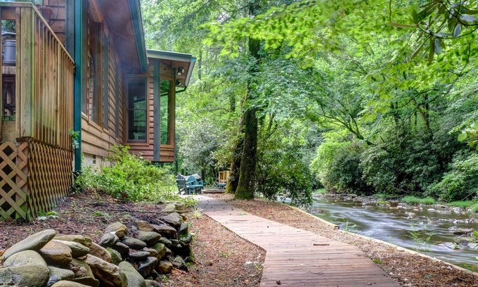 Hayesville House | Privacy Directly On Fires Creek. Borders National Forest And Bear Refuge!