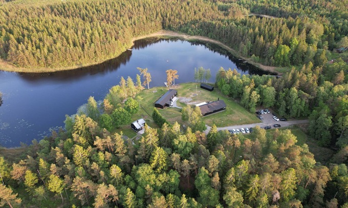 Grabo House | Privat gård med 42 bäddplatser vid badsjö mitt i naturen utanför Göteborg