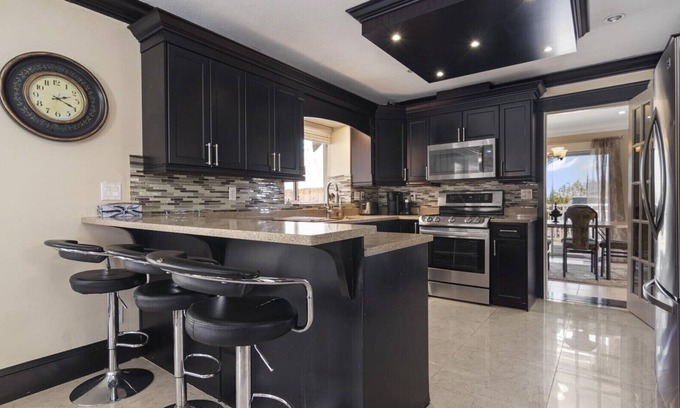 West Abbotsford House | Private 1 acre Home with a view, Close to the Highway and Mall